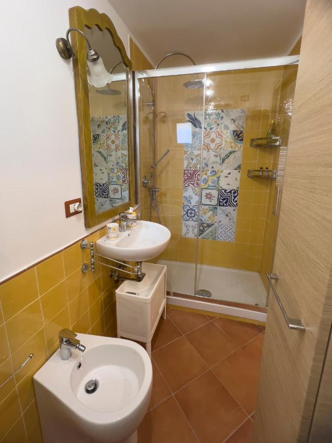 Giallo Napoli Екстериор снимка