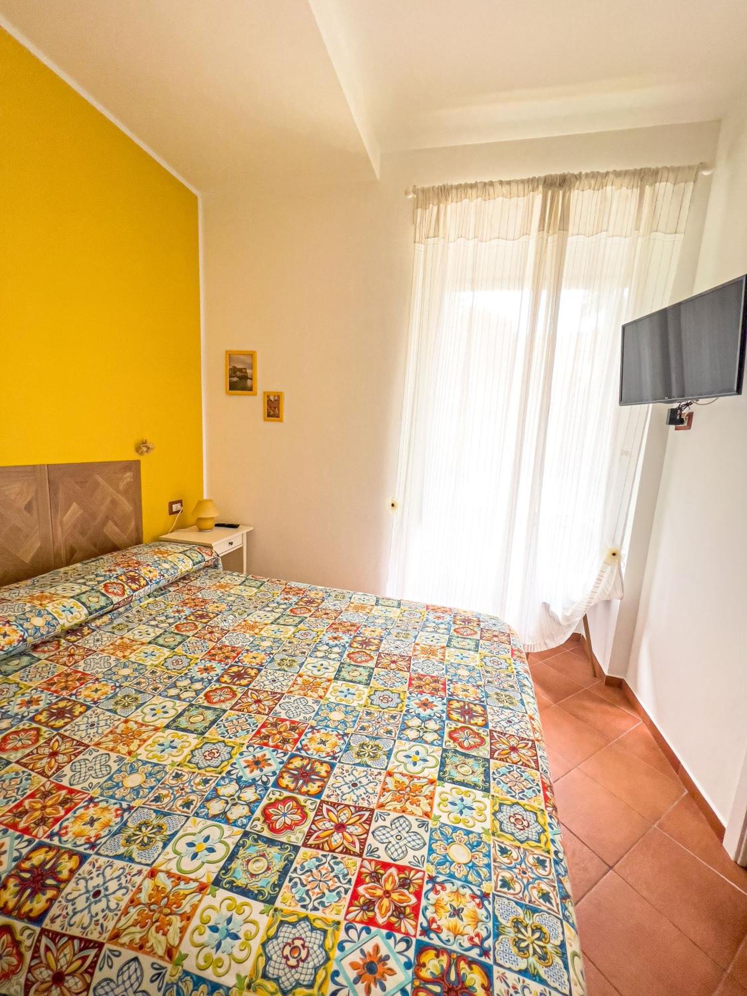 Giallo Napoli Екстериор снимка